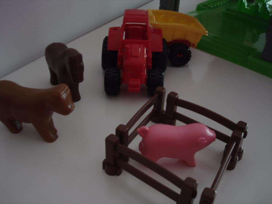 Quinta com tractor, animais e fazendeiros