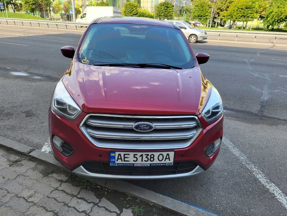 продам автомобиль FORD Escape   2016 г.в.