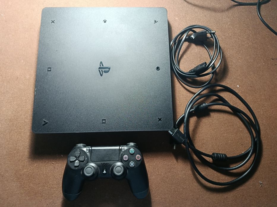 PlayStation 4 Slim + comando