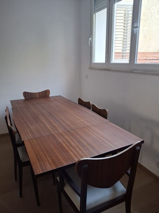 Mesa e cadeiras de sala antiga / vintage