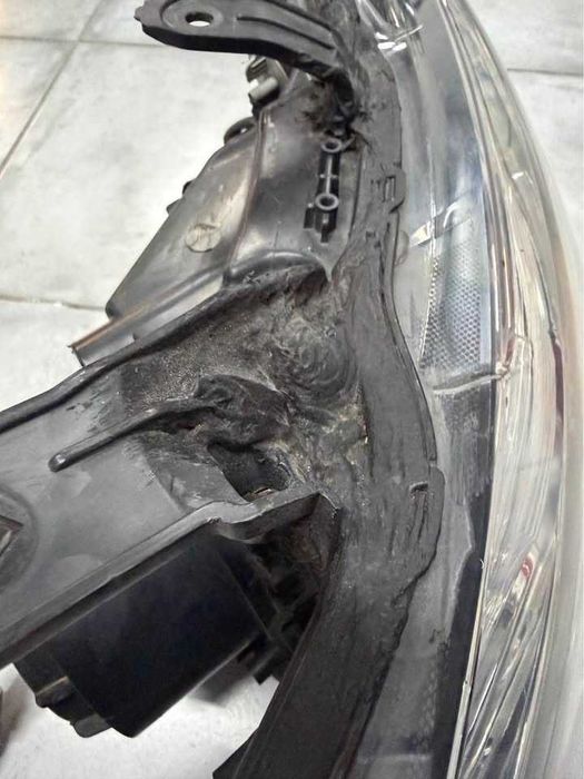 Óptica direita Mitsubishi Outlander III apoios soldados.