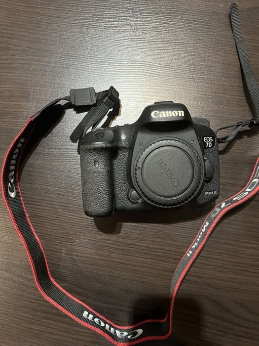 Canon EOS 7D Mark II + 2 baterie + ladowarka