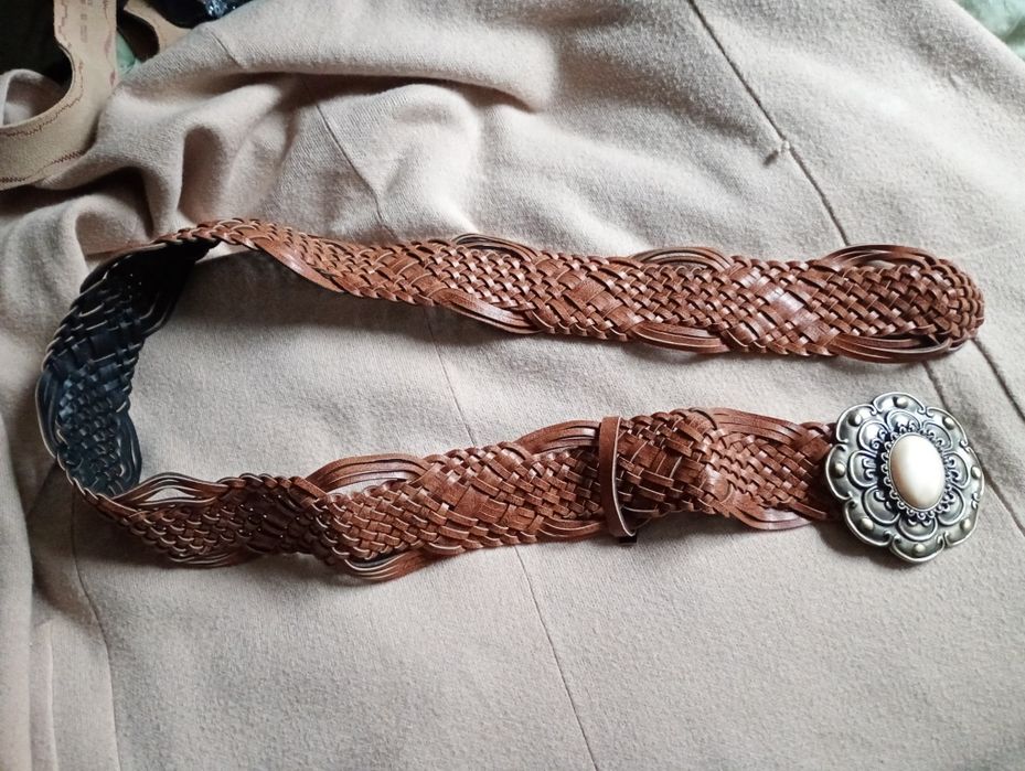 Pleciony pasek z dużą klamrą w stylu Boho