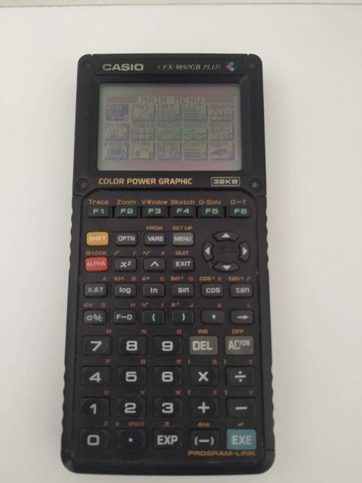 Casio CFX-9850GB Plus — calculadora gráfica, com tampa, a funcionar