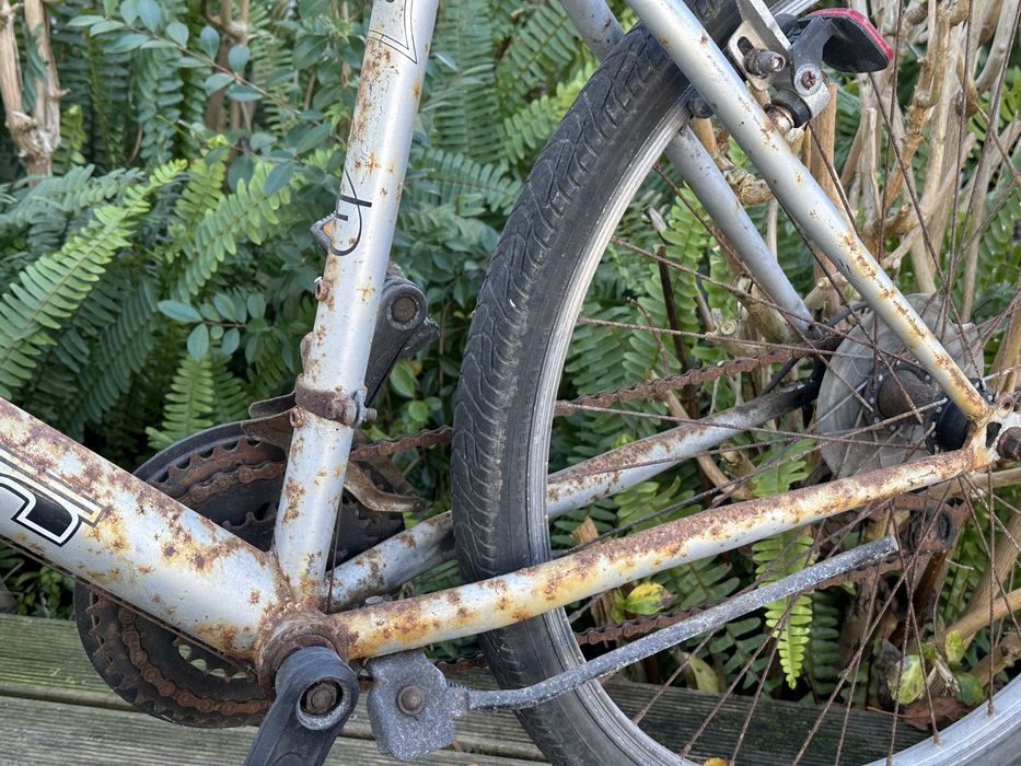 2 bicicletas antigas + suporte para 3 bicicletas