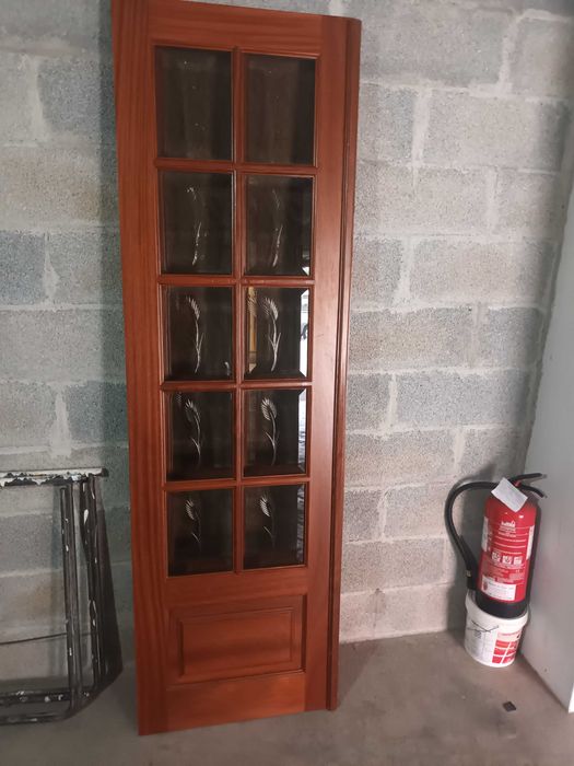 Portas em madeira com vidro trabalhado