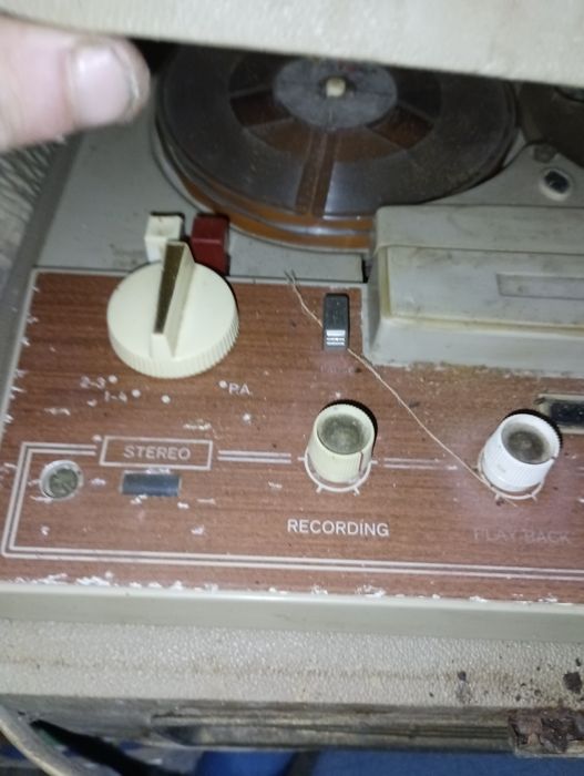 Duas aparelhagems antigas  portátil de discos de vinil e outra de fita