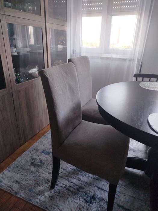 4 cadeiras do IKEA, estrutura em preto e com mais  2 cores de capas, creme e cinza escuro.