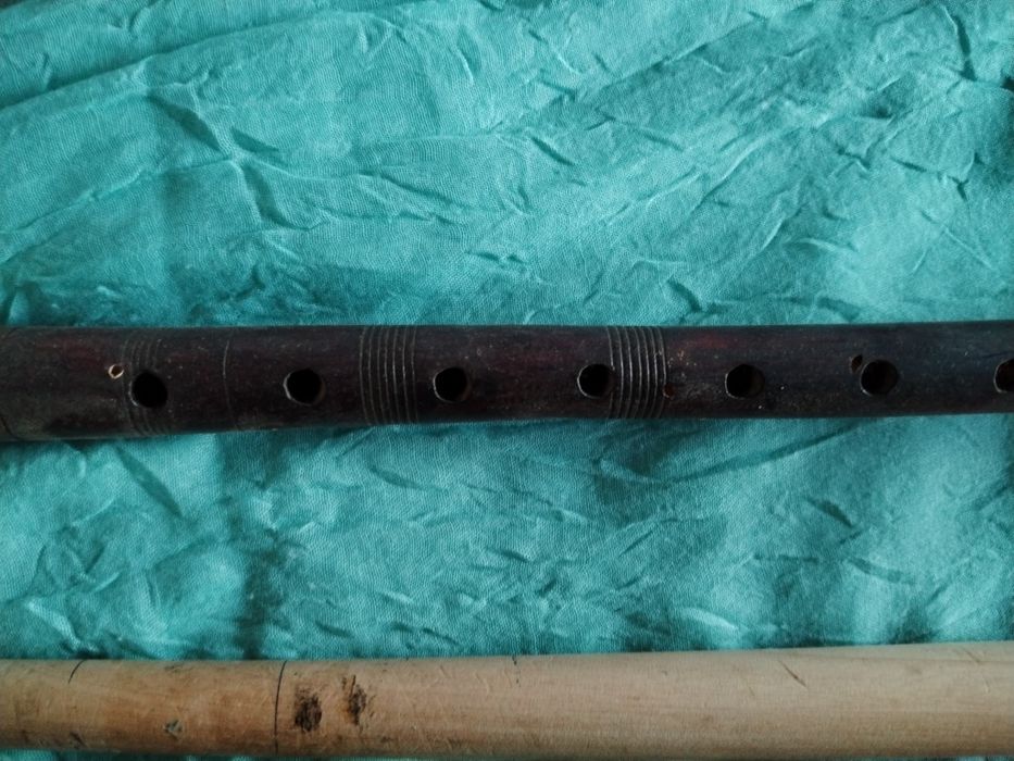 Antiga Flauta em madeira e baqueta