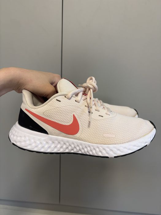 Кросівки жіночі Nike Revolution 5 р.38