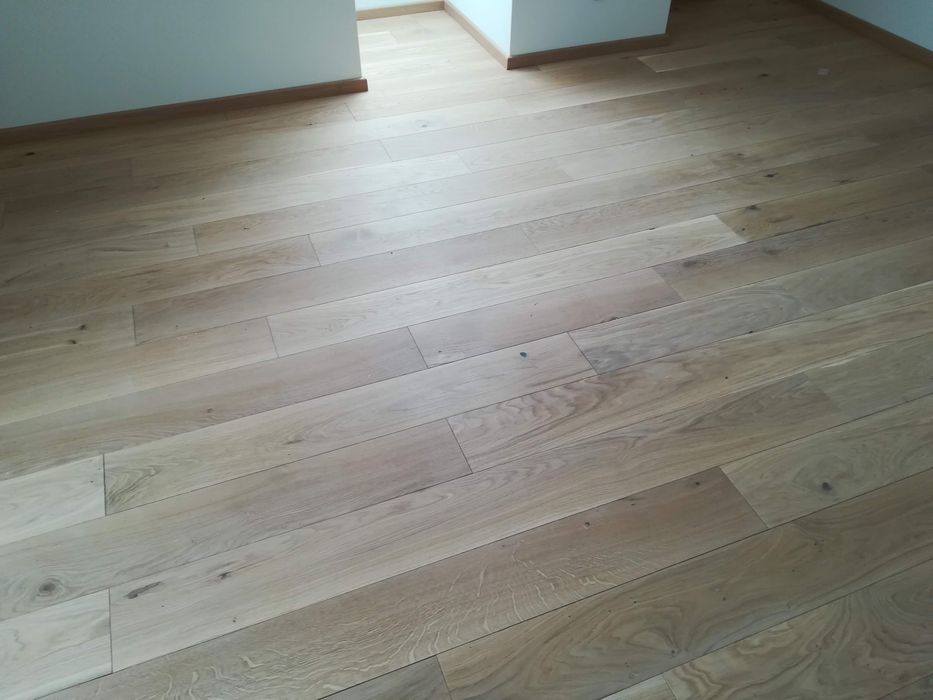 Montaż paneli desek podłogowych paneli winylowych