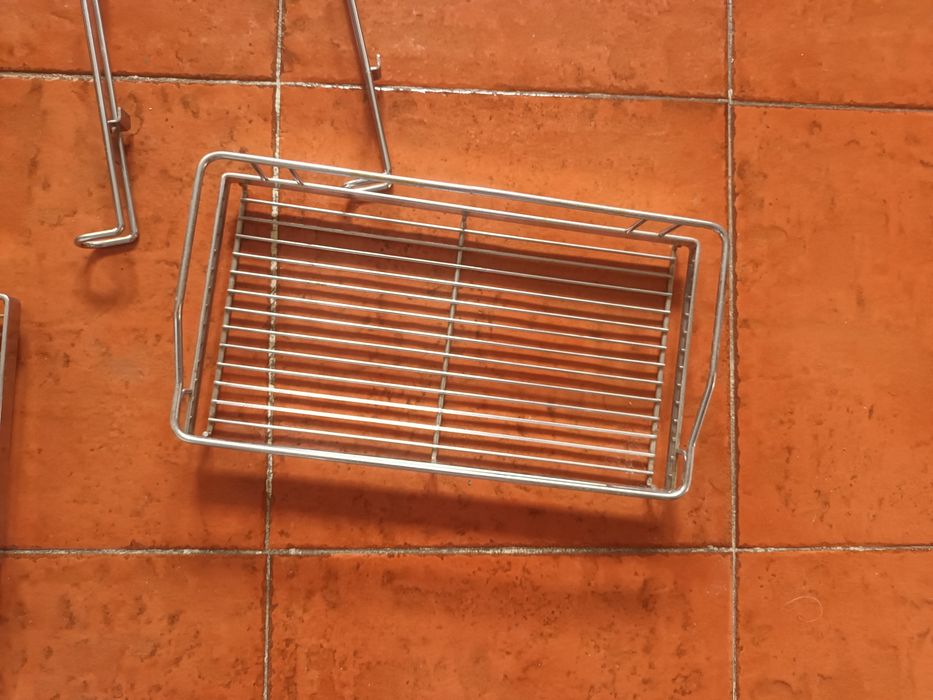 Cestos organizadores com varão para cozinhas