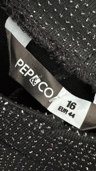 Błyszcząca sukienka czarna z metaliczna nitka na święta i sylwestra