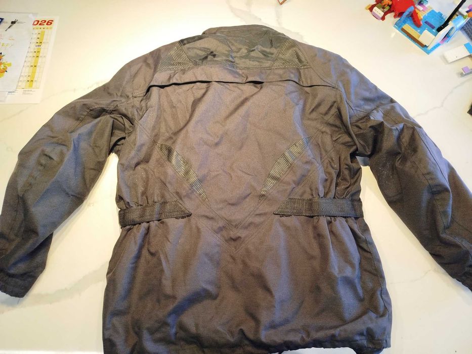 Casacos de mota Sweep, Casa das Peles