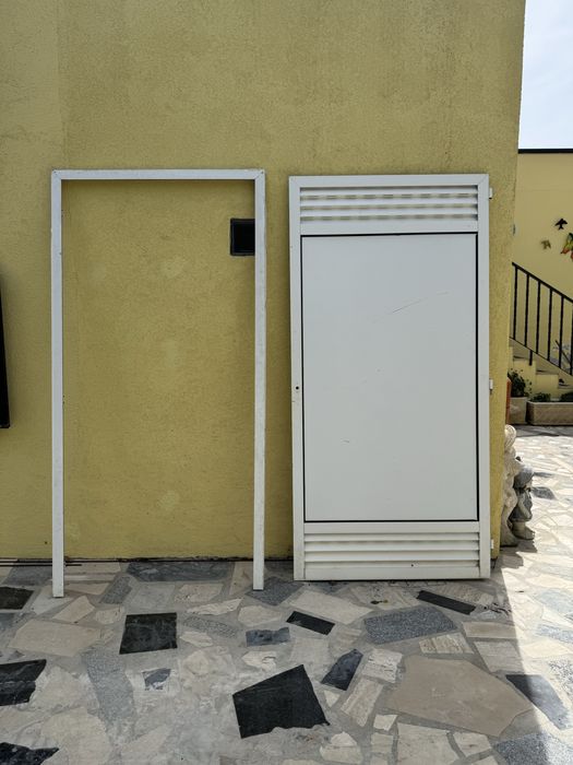 Porta de arrecadação, ventilada, alumínio branco 201.5cm x 99cm Mais 3,5 cm de moldura  + Chaves