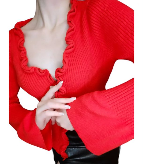 Кофтинка,яскравого червоного кольору