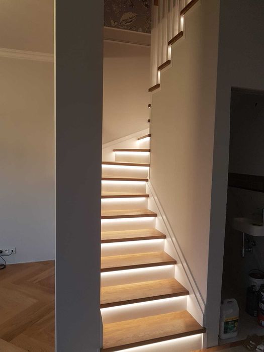 Schody dębowe z białym podstopniem podświetlane Wycena Gratis
