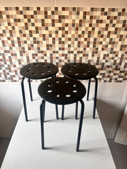 Mesa e 3 bancos em bom estado