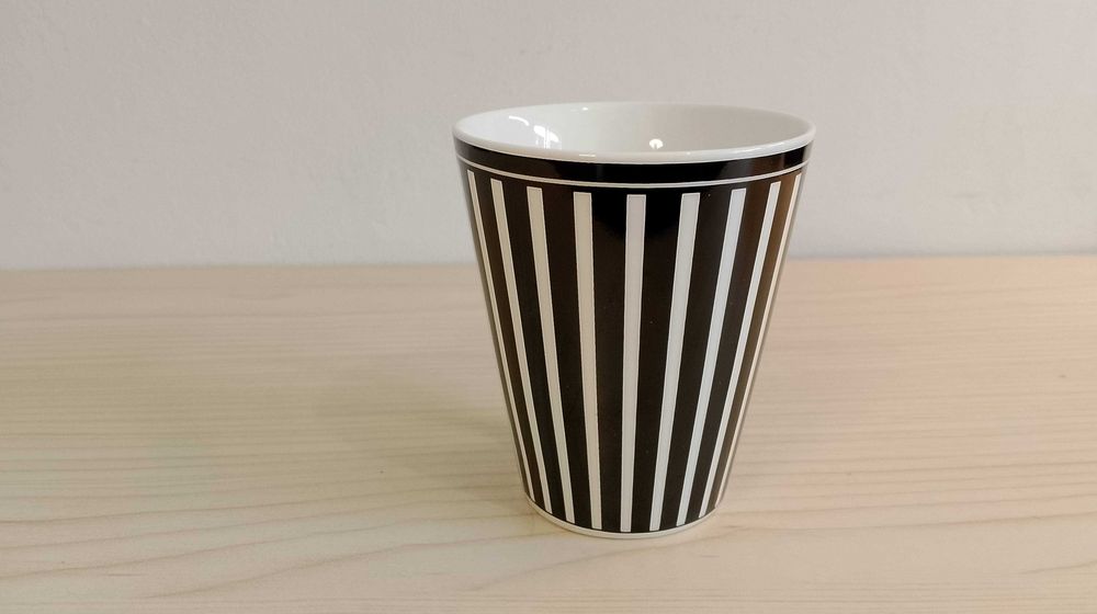 Kubek w pasy, czarno biały, 250 ml.