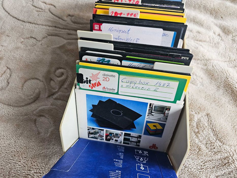 Dyskietki 5.25'' dla Commodore C64 / 128 48szt. pudełko kluczyk