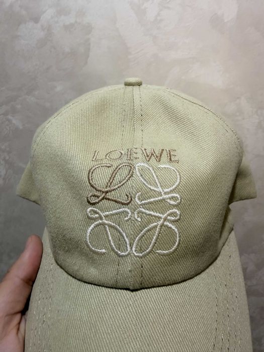 Жіноча кепка Loewe — стильний та практичний аксесуар на кожен день, бежевий