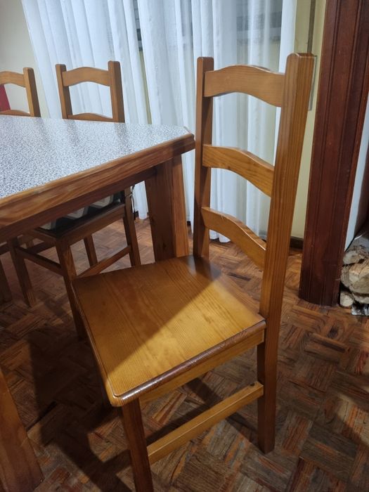 Mesa de pinho + 6 cadeiras