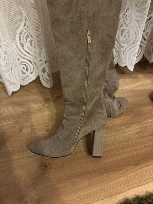 Zamszowe kozaki na obcasie 38