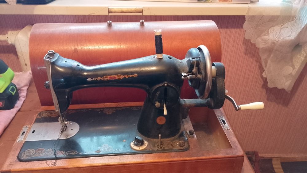 Швейна ручна машинка "Подолянка"