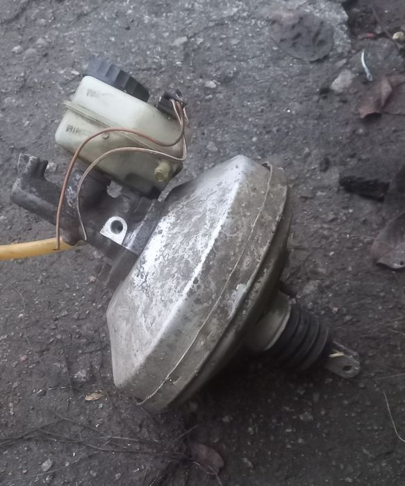 Вакуумный с тормозним циліндром мерседес  190