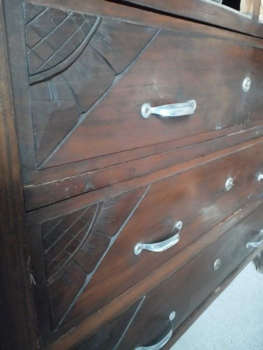Cómoda Arte Nova madeira maciça estilizada