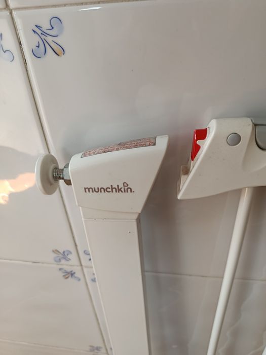 Barreira de Segurança Munchkin para Bebé – Fácil Instalação (Sem Furos)