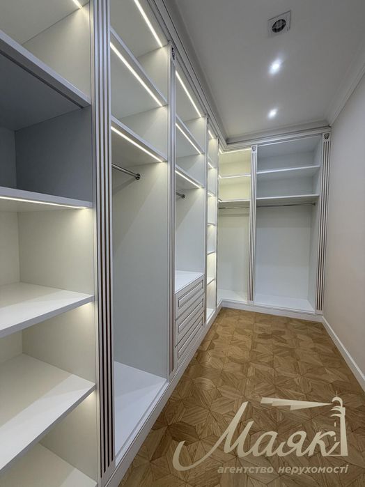 Продаж будинку площею 418,6 м² з виходом до води на ділянці 50 соток у КМ Dream Village, с. Лебедівка
