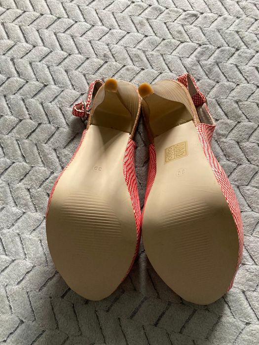 Piękne buty na obcasie r39
