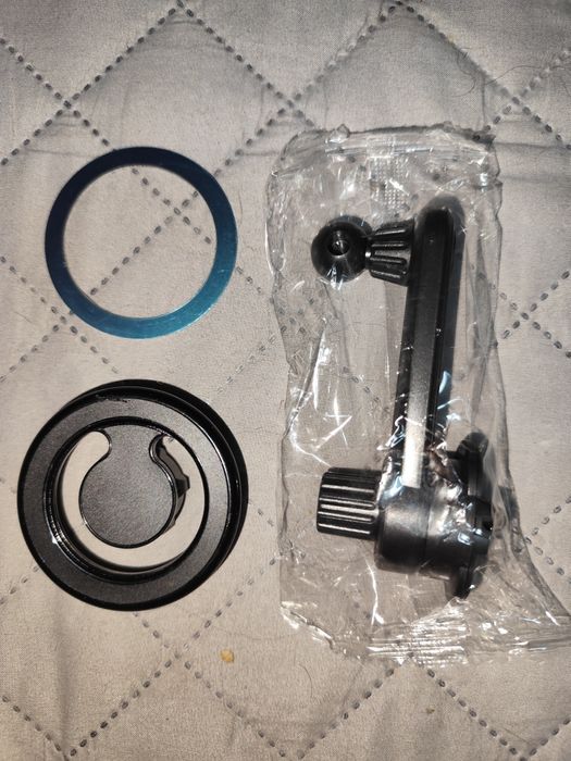 Samochodowy uchwyt do telefonu na kratkę