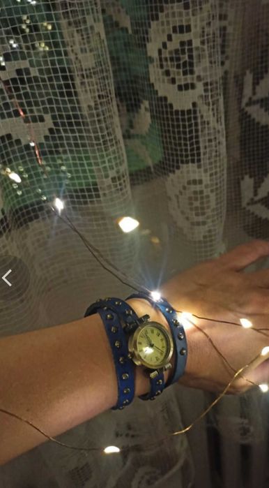 Zegarek na długim owijanym pasku,