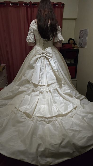 Vendo  Vestido  de noiva da Pronovias com um lindo Véu incluído.