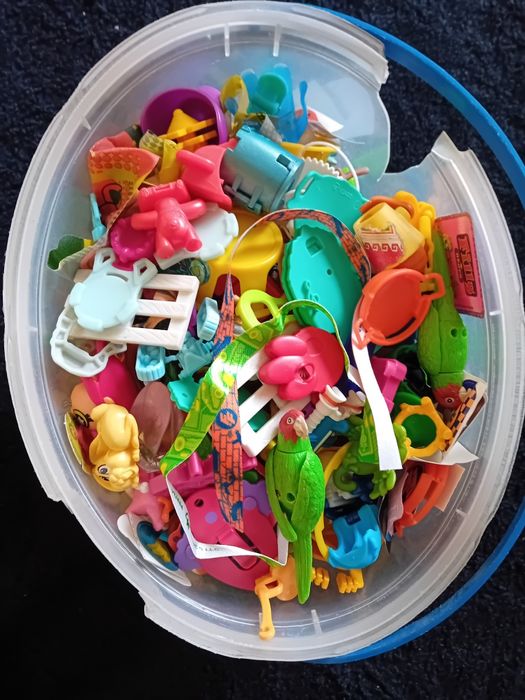 Zabawki kinder niekompletne niespodzianki