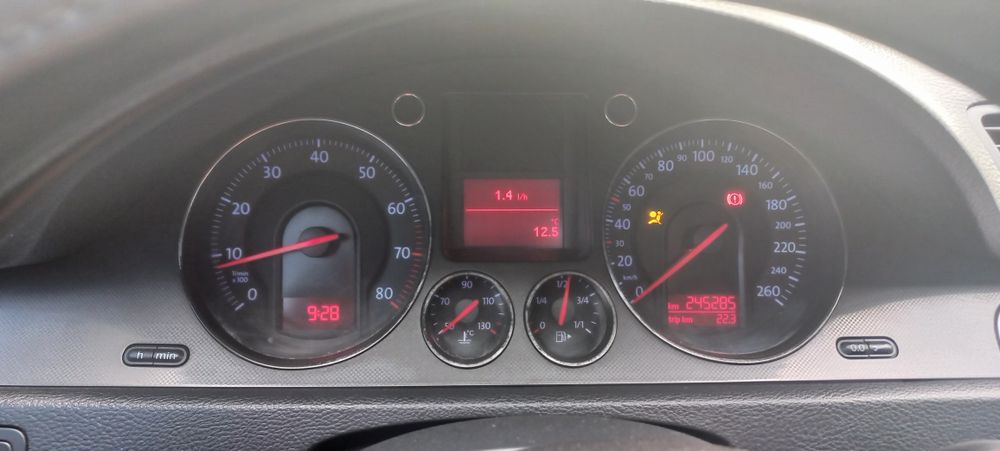 Авто  PASSAT B6  2.0 fsi