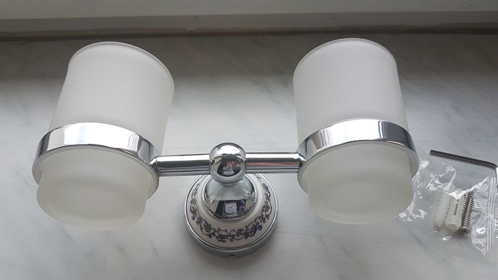 Ceramiczne kubki łazienkowe