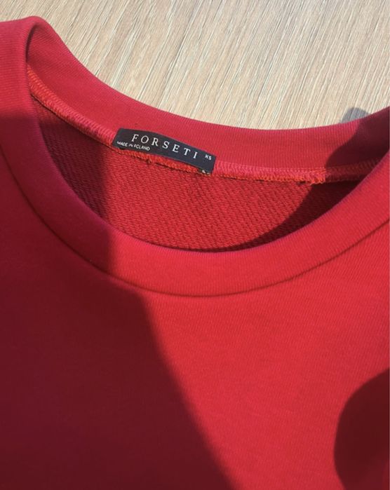 Czerwona bluza z falbankami XS Forseti