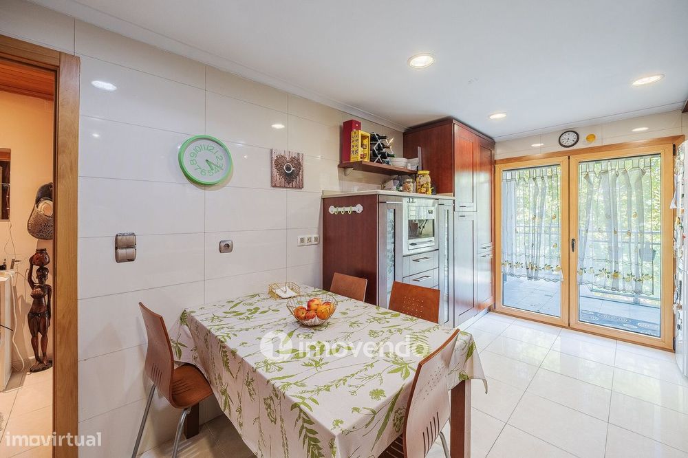 Apartamento T2 moderno, com garagem e varanda enorme, na Malvarosa