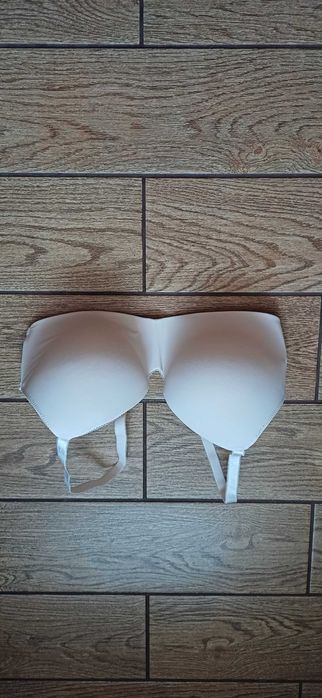 Kremowy biustonosz Secret Possessions w r. 85 E