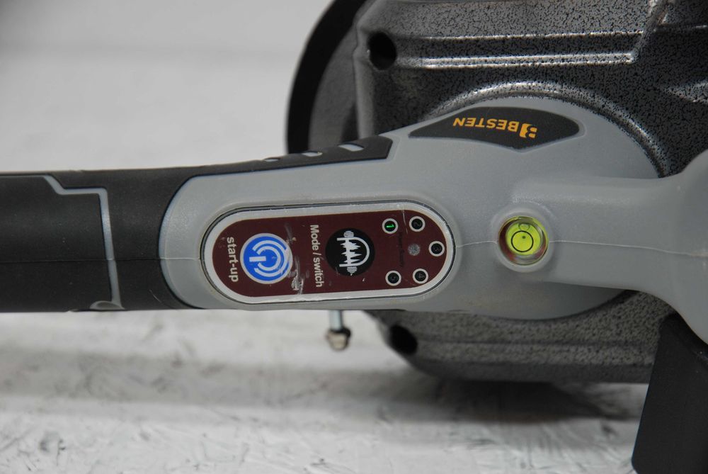 Przyssawka wibracyjna do układania płytek