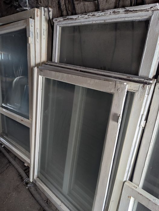 Продам Не дорого:Балконные двери с коробом,Балконные рамы,оконные рамы.Сосна высшего качества.Остекление.Состояние-Добре.