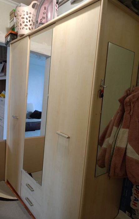 Продається розпашна шафа