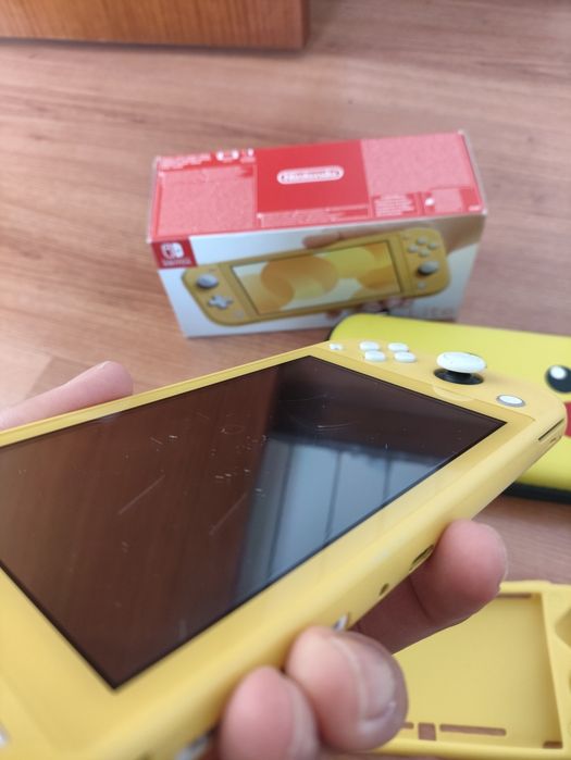 Nintendo Switch Lite Amarela + Estojo Pikachu + Capa Protetora