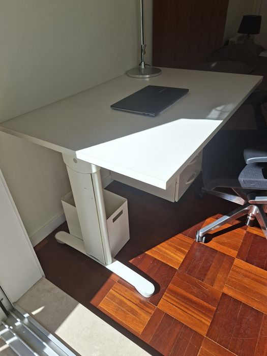 Excelente secretária cor branco, como nova
