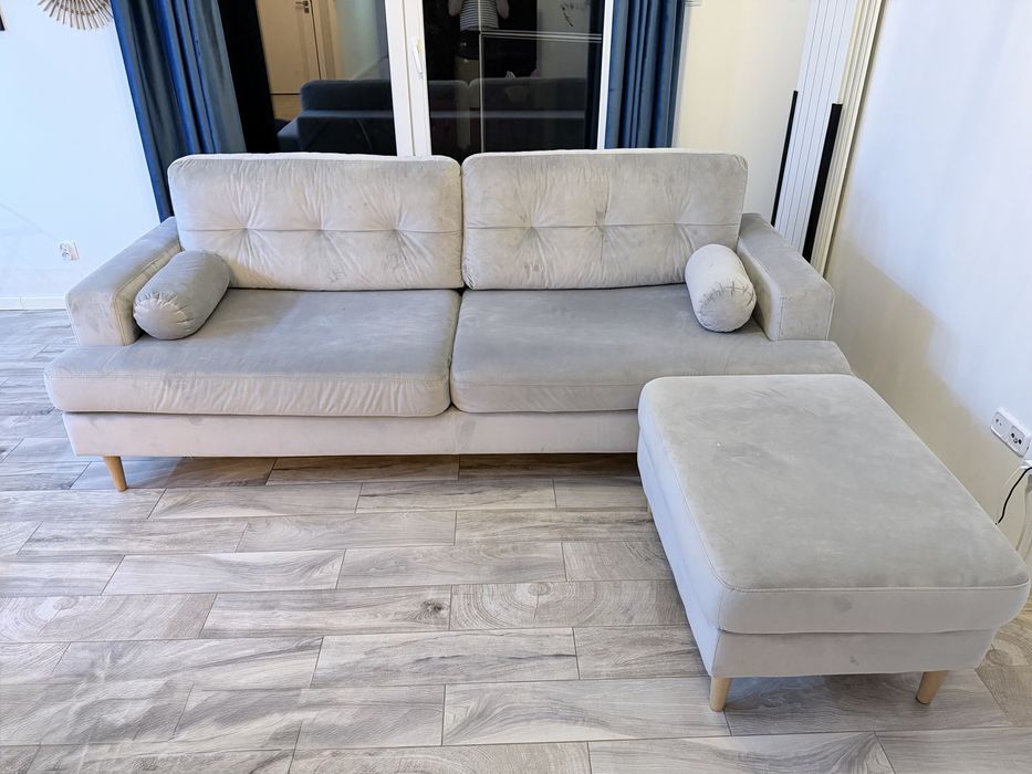 Kanapa z Agata Meble z czokerem – funkcja spania, skrzynia, jasny szary – 1000 zł