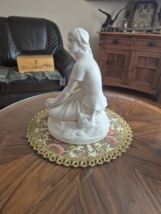 Piękna figura biskwitowa