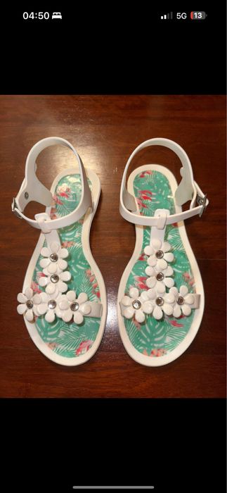 Sandálias brancas criancas